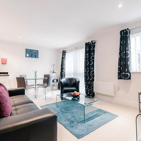 Roomspace Serviced Apartments - Capitol Square 엡솜 객실 사진